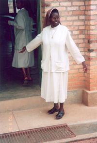 Schwester Anastasie am Eingang zur Schule